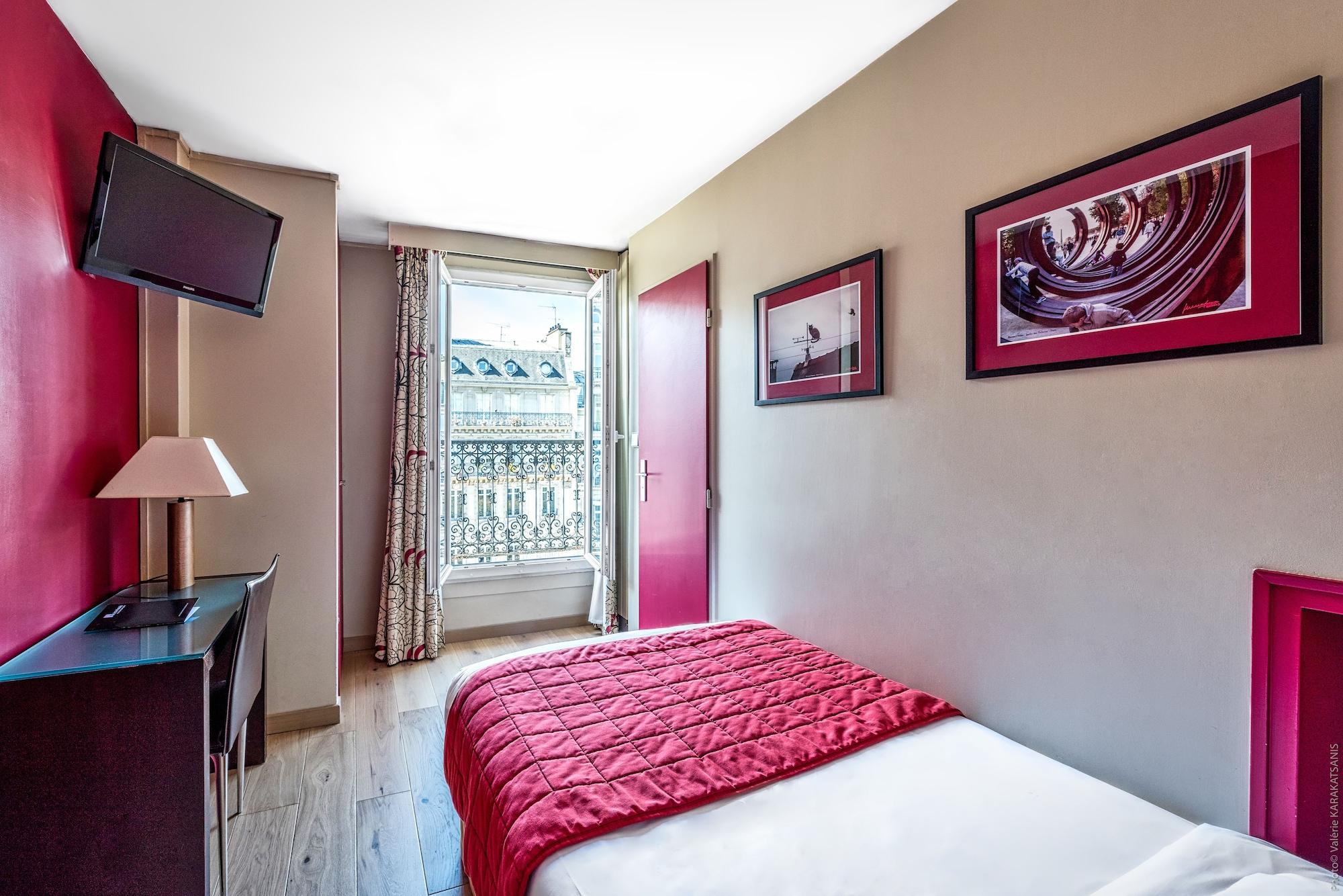 Single Room with View on the Arc de Triomphe